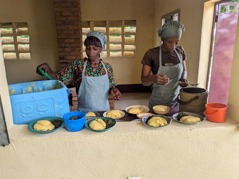 WFP Cameroon (@wfp_cameroon) on Twitter photo #Cameroon 🇨🇲
A good meal begins with a pleasant environment!
Last week, <a href="/WFP/">World Food Programme</a> officially handed over the newly constructed school canteens in Nkambe and Bafut to the schools. These canteens provide safe, clean, and child-friendly spaces for preparing and serving nutritious meals #Cameroon 🇨🇲
A good meal begins with a pleasant environment!
Last week, <a href="/WFP/">World Food Programme</a> officially handed over the newly constructed school canteens in Nkambe and Bafut to the schools. These canteens provide safe, clean, and child-friendly spaces for preparing and serving nutritious meals