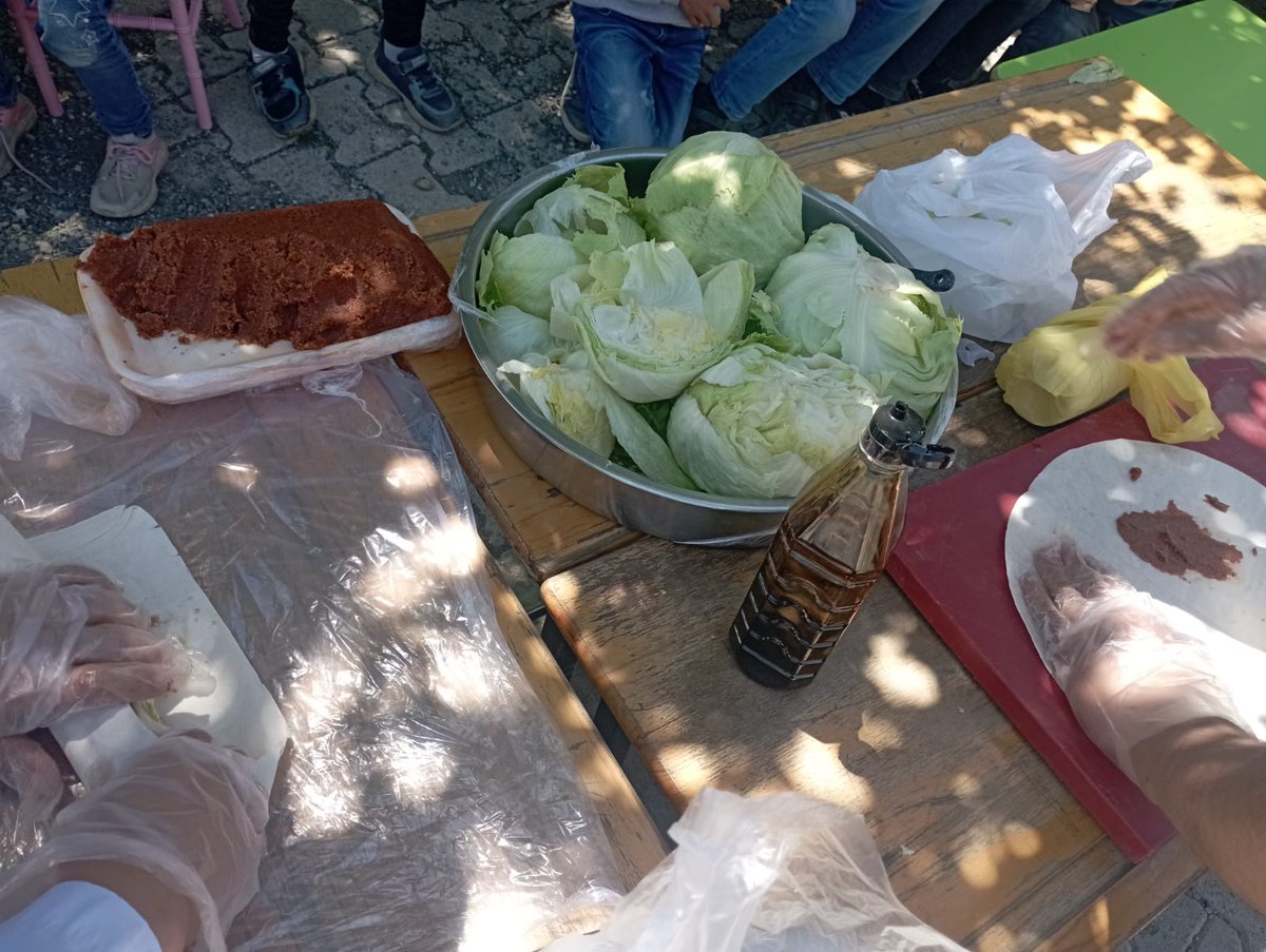 SehitDundar's tweet photo. Öğrencilerimizle sağlıklı beslenme doğal organik yöresel lezzetleri tatmak  kapsamında çiğ köfte ayran etkinliğimiz. https://t.co/HnDtKGectO