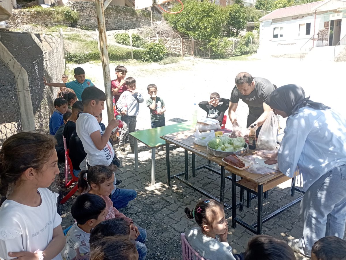 SehitDundar's tweet photo. Öğrencilerimizle sağlıklı beslenme doğal organik yöresel lezzetleri tatmak  kapsamında çiğ köfte ayran etkinliğimiz. https://t.co/HnDtKGectO