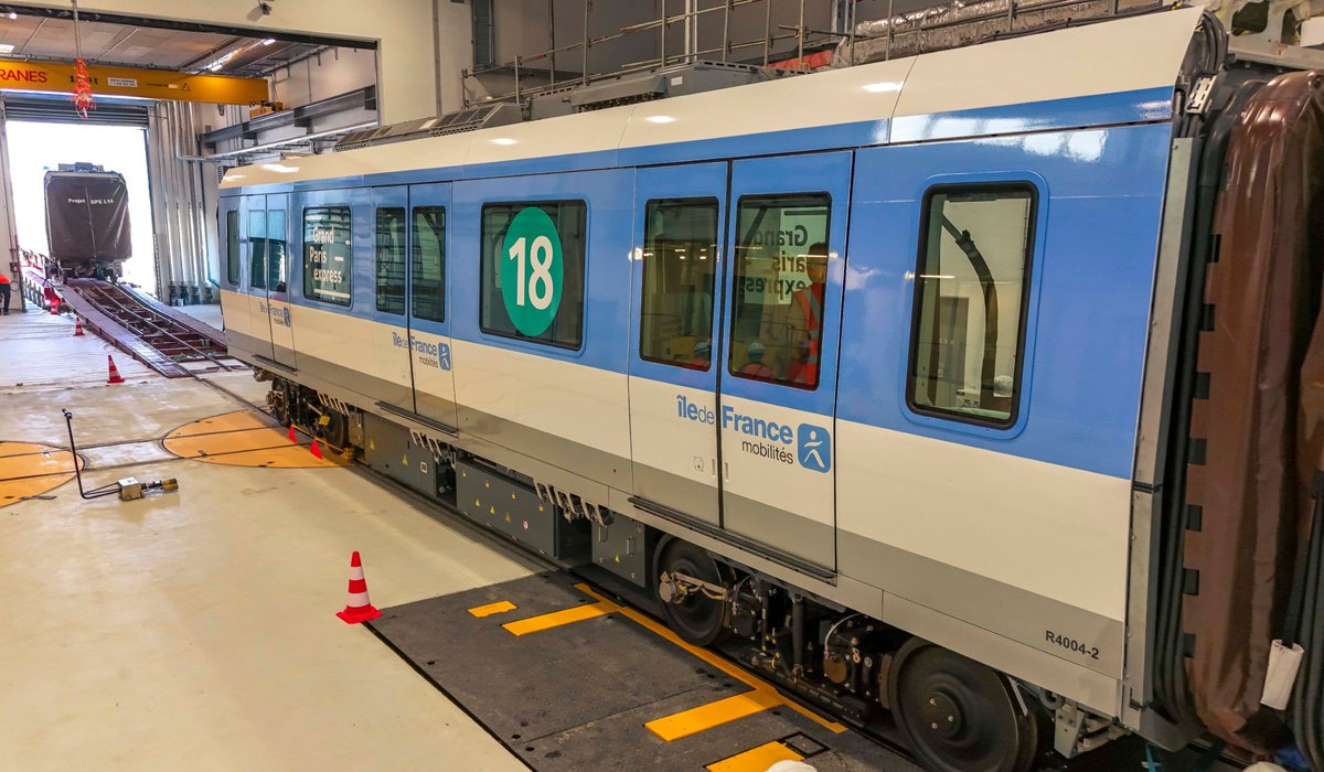 durovray's tweet photo. 🚉 [Essonne – Grand Paris Express]
La 1ʳᵉ rame de la #Ligne18 est arrivée à Palaiseau ! 🙌
Un pas de plus vers le métro automatique qui reliera #Orly à #Versailles en passant par #Saclay.
Un projet d’avenir pour la #mobilité, l’#innovation & le #développementdurable en #Essonne.

Cap sur 2026 pour le 1er tronçon : Massy-Palaiseau ↔️ Christ de Saclay !
Merci à @IDFmobilites @GdParisExpress @SGP

📸 SGP / Béhuret, Rollando, Grandgillot

#GrandParisExpress #ÎleDeFrance #Massy #Palaiseau