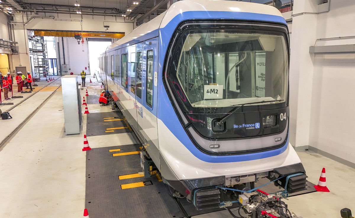 durovray's tweet photo. 🚉 [Essonne – Grand Paris Express]
La 1ʳᵉ rame de la #Ligne18 est arrivée à Palaiseau ! 🙌
Un pas de plus vers le métro automatique qui reliera #Orly à #Versailles en passant par #Saclay.
Un projet d’avenir pour la #mobilité, l’#innovation & le #développementdurable en #Essonne.

Cap sur 2026 pour le 1er tronçon : Massy-Palaiseau ↔️ Christ de Saclay !
Merci à @IDFmobilites @GdParisExpress @SGP

📸 SGP / Béhuret, Rollando, Grandgillot

#GrandParisExpress #ÎleDeFrance #Massy #Palaiseau