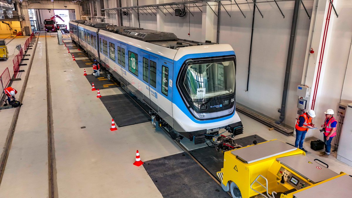 durovray's tweet photo. 🚉 [Essonne – Grand Paris Express]
La 1ʳᵉ rame de la #Ligne18 est arrivée à Palaiseau ! 🙌
Un pas de plus vers le métro automatique qui reliera #Orly à #Versailles en passant par #Saclay.
Un projet d’avenir pour la #mobilité, l’#innovation & le #développementdurable en #Essonne.

Cap sur 2026 pour le 1er tronçon : Massy-Palaiseau ↔️ Christ de Saclay !
Merci à @IDFmobilites @GdParisExpress @SGP

📸 SGP / Béhuret, Rollando, Grandgillot

#GrandParisExpress #ÎleDeFrance #Massy #Palaiseau