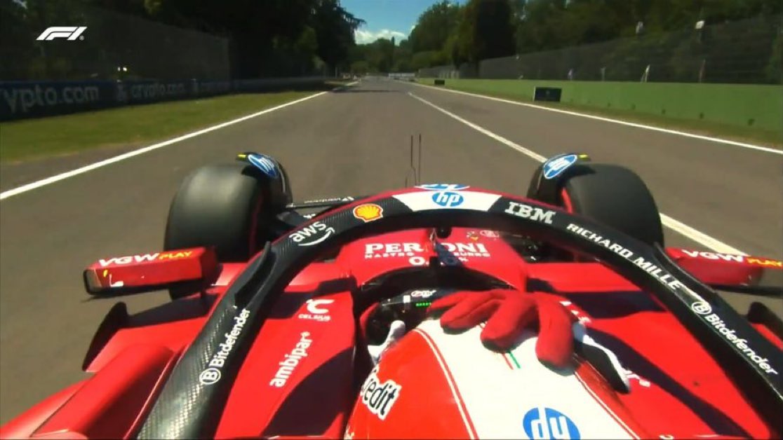 simscircuit's tweet image. IS HE HOLDING HIS HELMET DOWN??