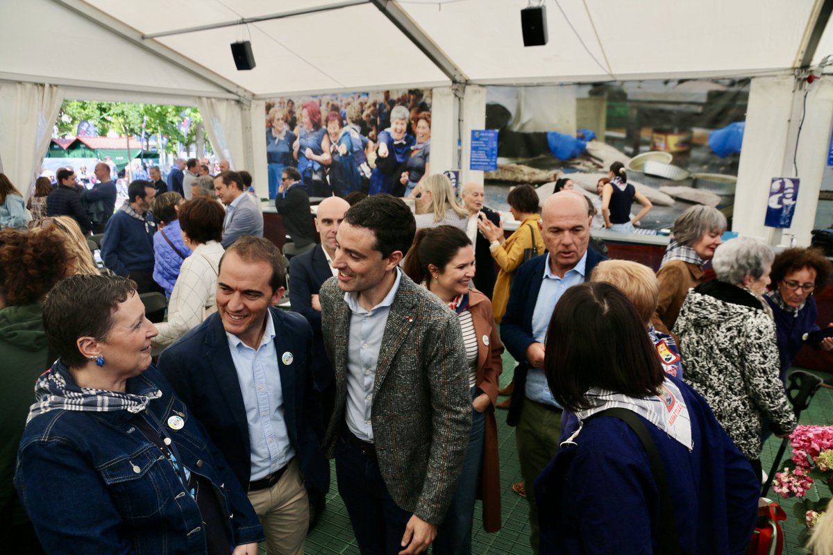 eajpnvbizkaia's tweet photo. 🎣 @inigo_ansola BBBko presidentea eta @aritzabaroa burukidea, @eajpnv-ko beste ordezkari batzuekin batera, tartean @maitaneipinazar EBBko Idazkaria, #Bermeo-ko Lamerara hurbildu dira #ArrainAzoka-z gozatzera. Itsas herri honen arrantza eta itsas tradizioaren erakusleiho bikaina! https://t.co/ufJiKZl5kB