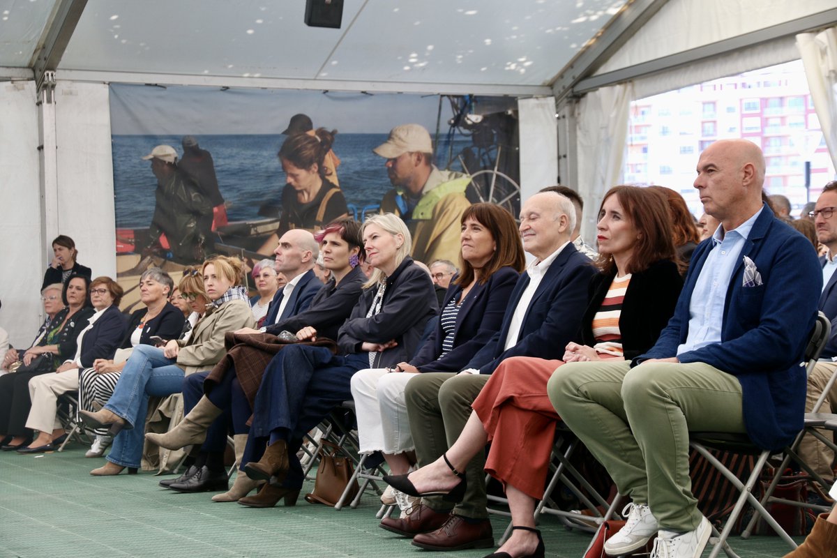 eajpnvbizkaia's tweet photo. 🎣 @inigo_ansola BBBko presidentea eta @aritzabaroa burukidea, @eajpnv-ko beste ordezkari batzuekin batera, tartean @maitaneipinazar EBBko Idazkaria, #Bermeo-ko Lamerara hurbildu dira #ArrainAzoka-z gozatzera. Itsas herri honen arrantza eta itsas tradizioaren erakusleiho bikaina! https://t.co/ufJiKZl5kB