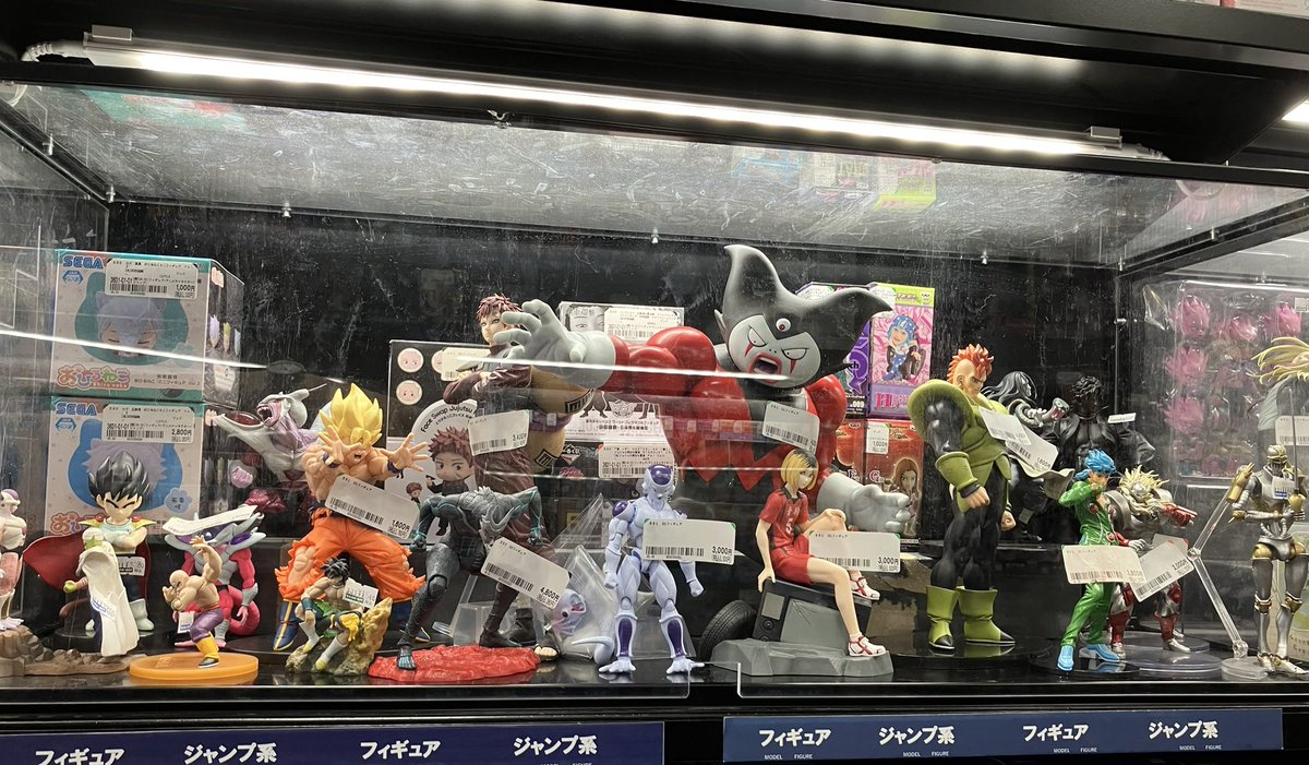こちらは当店のジャンプ系フィギュアのショーケースとなっております