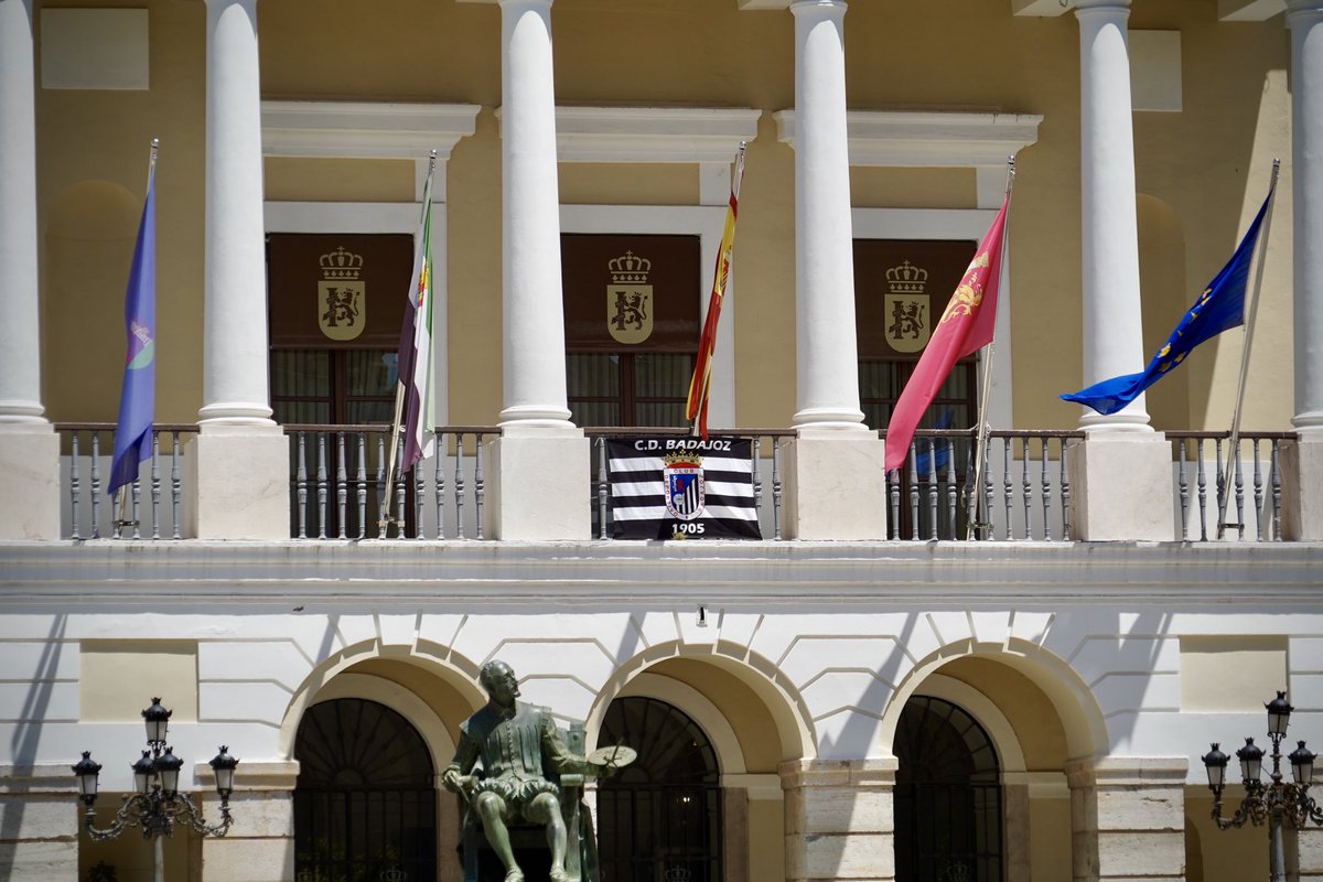 ⬜⬛⚽ La bandera del <a href="/CDBadajoz/">CD Badajoz</a> ya ondea en el balcón del Palacio Municipal con motivo de la fase de ascenso a #SegundaRFEF que comienza este fin de semana en el Estadio Nuevo Vivero de #Badajoz

¡Mucha suerte!