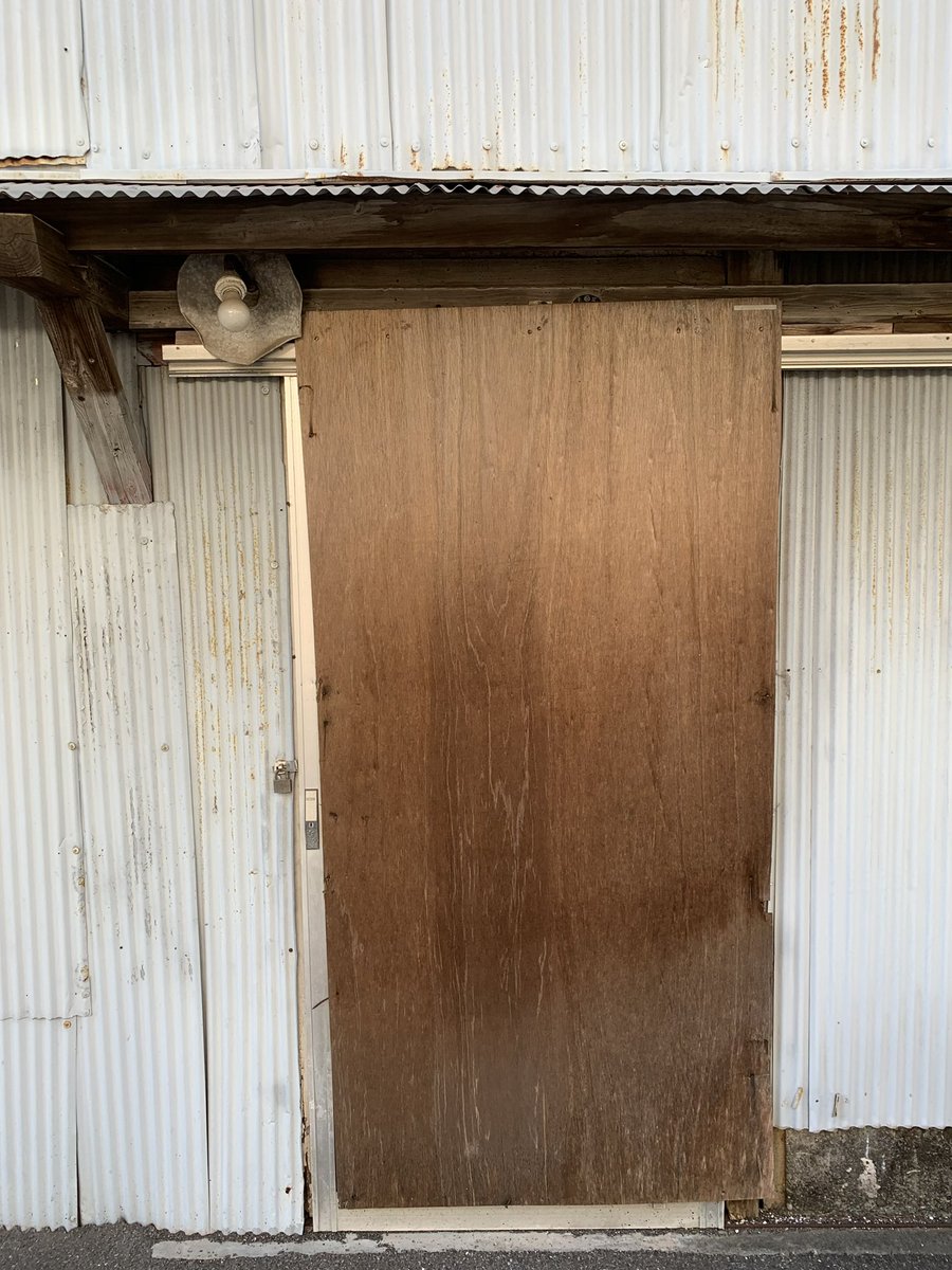 HiroTakeuchi's tweet photo. A blocked and unusable door.
#blockeddoor
#oldlight
#door
#トタン
#裸電球 https://t.co/hs6dhtpsAi