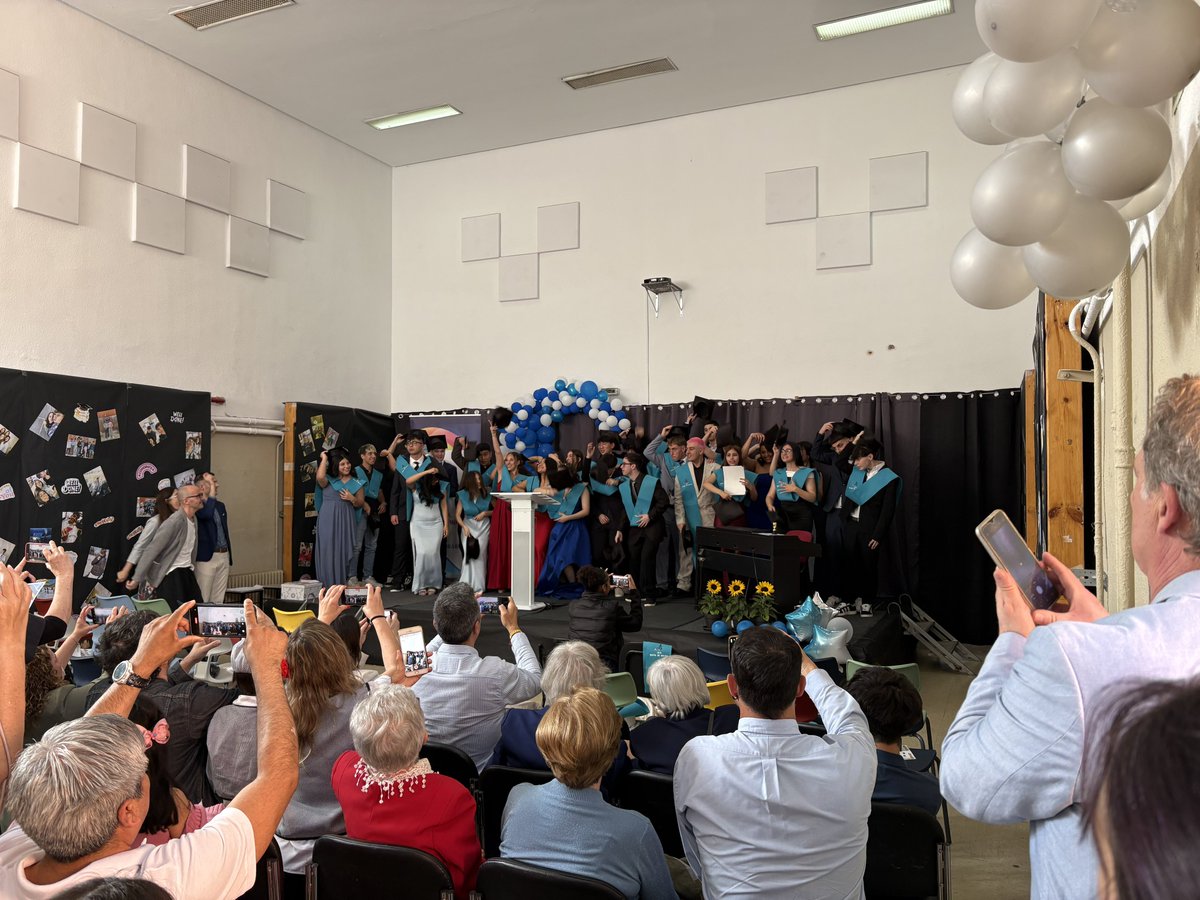 IesMMolina's tweet photo. El miércoles 14 tuvo lugar la graduación de los alumnos y alumnas de 2° de Bachillerato. Entre actuaciones musicales 🎶 discursos y entrega de diplomas se han despedido con mucha ilusión. 🍀¡Mucha suerte en la próxima etapa! 🍀 https://t.co/tJKEsDrDV8