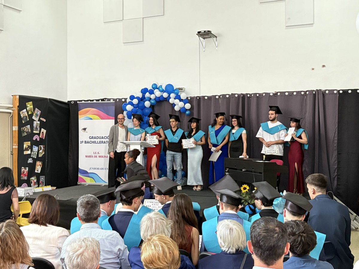El miércoles 14 tuvo lugar la graduación de los alumnos y alumnas de 2° de Bachillerato. Entre actuaciones musicales 🎶 discursos y entrega de diplomas se han despedido con mucha ilusión. 🍀¡Mucha suerte en la próxima etapa! 🍀