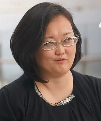 Биохимич, үүдэл эс судлаач Н.АРИУН: Хөгшрөлт гэдгийг эд эс нь хөгшрөөд л өтөлж байгаа гэж ойлгодог. Гэтэл бид үүдэл эс байдаг гэдгийг мэдчихсэн. Үүдэл эс бол маш олон төрлийн эсийг импортолдог эс. Манай багш үүдэл эс өөрөө хөгширч байгаа учраас хүн хөгшрөөд байгаа юм биш биз