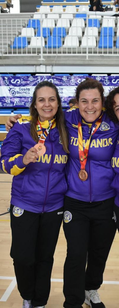 Enhorabuena a nuestras compañeras Sonia García e Inmaculada Cid, supervisora de Hemodiálisis y enfermera de Urgencias del #HUnivPoniente, que han ganado el bronce 🥉en el I Campeonato de España de Veteranas y Veteranos de Balommano, celebrado en Altea 
#SomosPoniente 
<a href="/saludand/">Consejería de Salud y Consumo</a>
