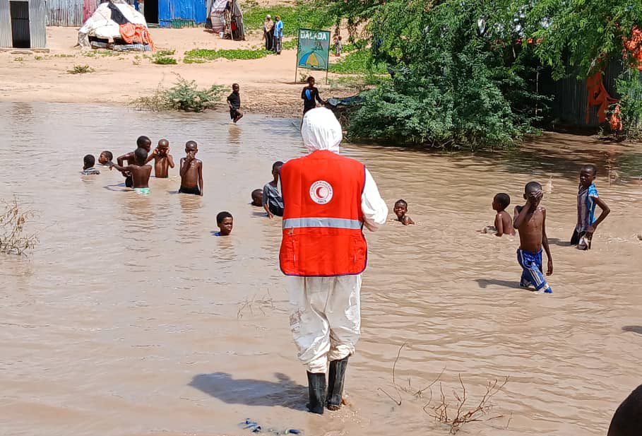 The Somali Red Crescent volunteers are currently conducting community awareness campaigns and implementing preventive measures. The contaminated #floodwaters pose severe threats including waterborne diseases, skin infections, respiratory problems, and vector-borne illnesses.

The