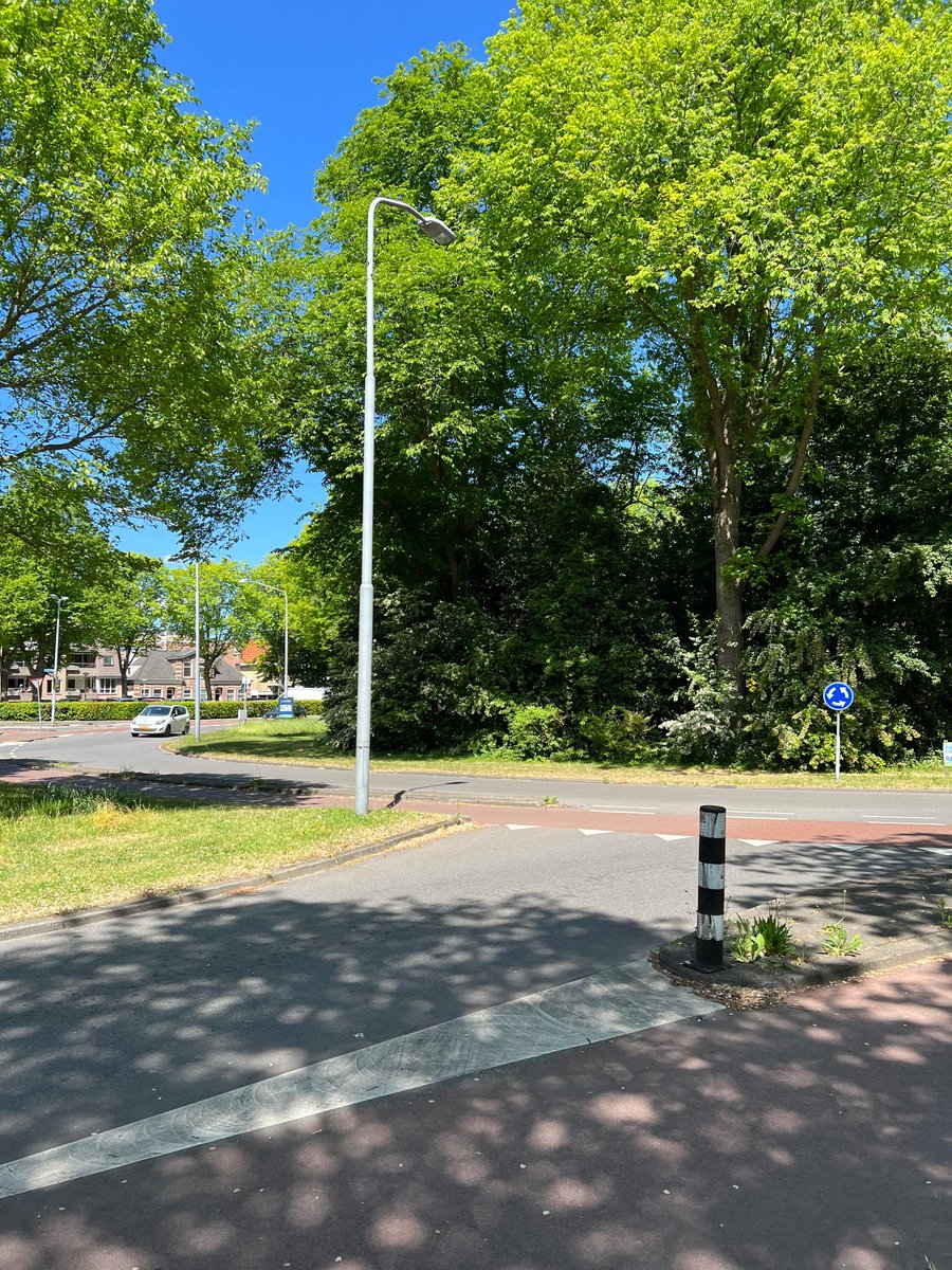 Werkzaamheden Bergerhoutrotonde

We gaan onderzoek uitvoeren in de bodem en het asfalt van de Bergerhoutrotonde. Dit doen we op 19, 20 en 21 mei tussen 20 uur en 5 uur. Er staan verkeersregelaars om het verkeer langs de werkzaamheden te leiden. Er hoeft niet omgereden te worden.