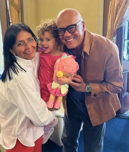 A esta niña le mataron sin medicamentos a sus abuelos.
Le mataron a los familiares de hambre. 
Los familiares que sobrevivieron emigraron.
Los hermanos que protestaron se los mataron o pusieron presos. 

Y ahora los autores de esa masacre la cargan para ayudarla. 

Mal paridos.