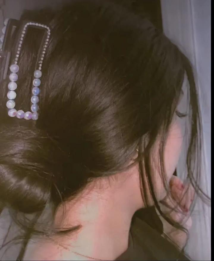 أبَالغُ في العَقلانية وأنا كُلي عَواطـف 🩶...!!♡