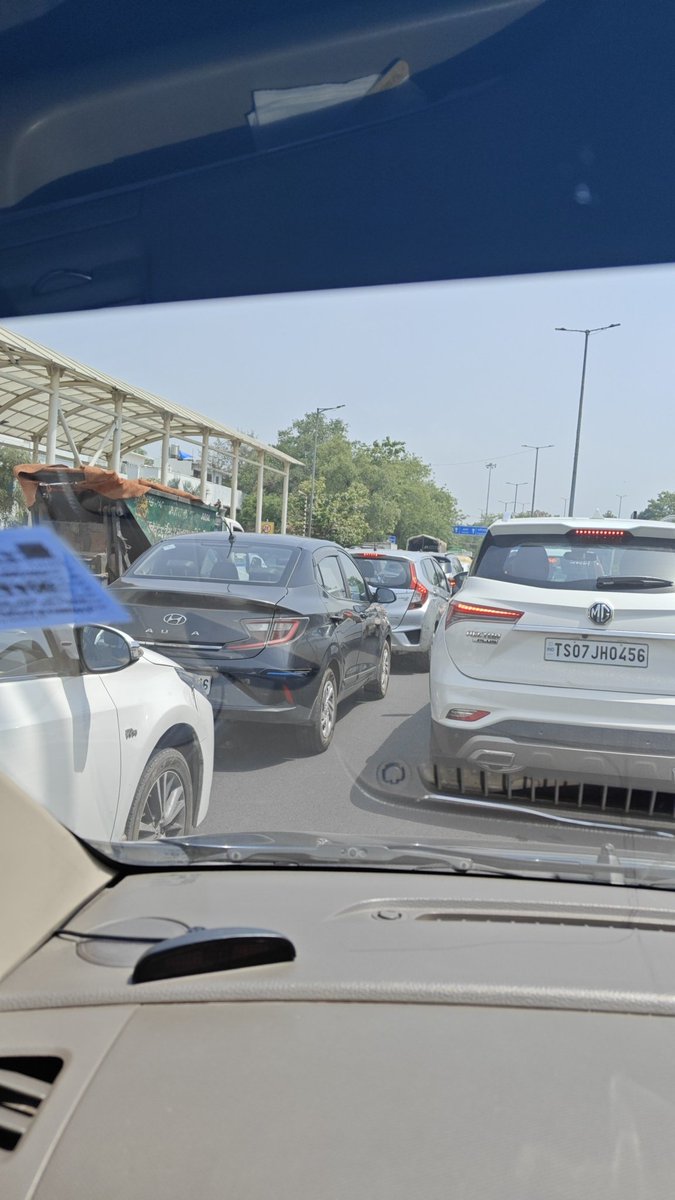 EkamStudio's tweet photo. To pass outside DPS Mathura Road in Delhi is a nightmare. The irresponsible taxi driver and parents make it impossible for even traffic police to control the chaos. #DPSSchool #trafficpolice #dpsparentsassociation #Delhipolice. https://t.co/ijINdTG8uo