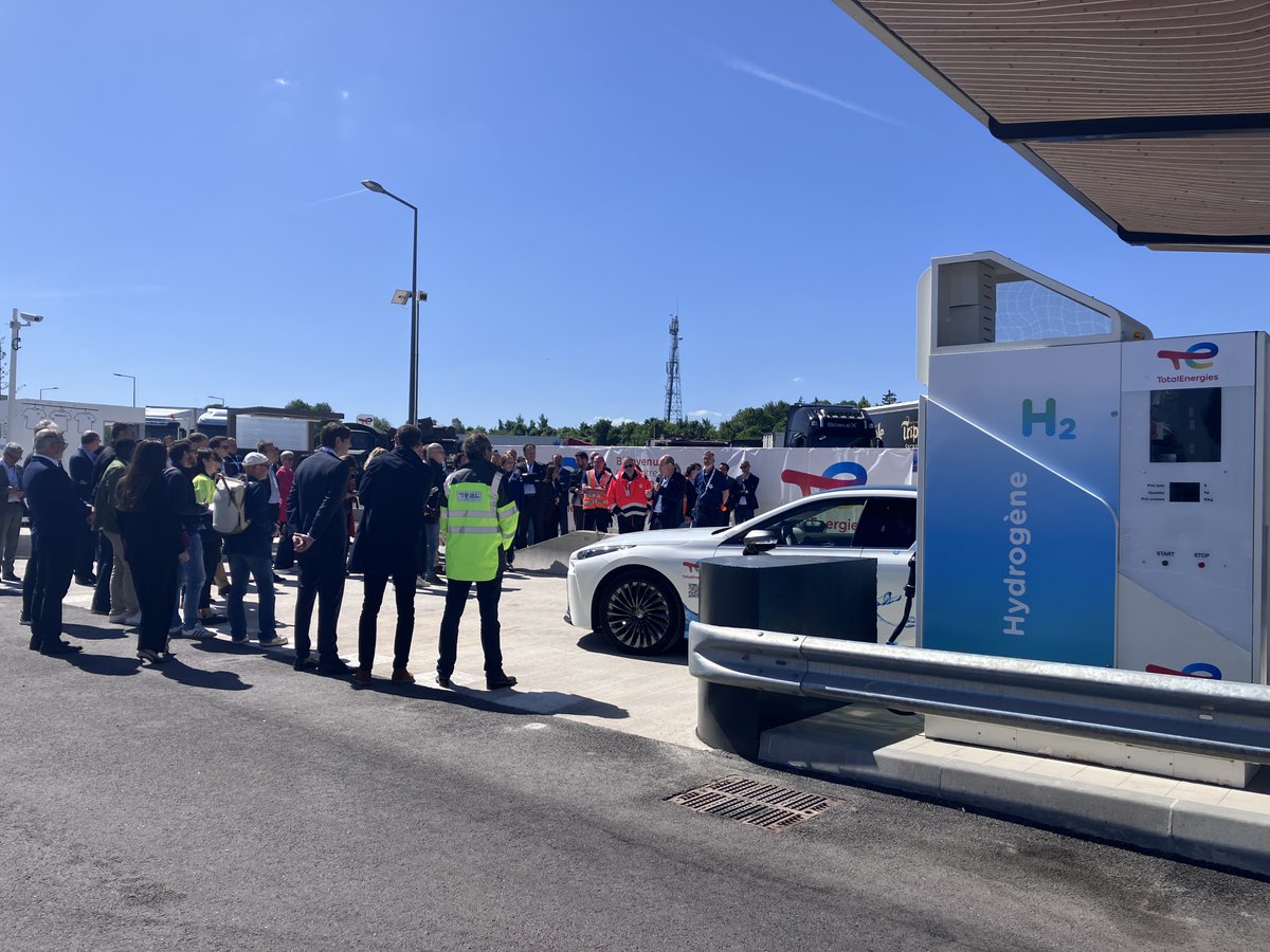 TotalEnergies France (@totalenergiesfr) on Twitter photo 🛣️ 🚗 TotalEnergies & <a href="/sanef_groupe/">Sanef groupe</a> inaugurent les aires de Reims Champagne Nord & Sud, modernisées pour la #mobilité de demain : 34 bornes ultra-rapides ⚡️(300 kW), 1ère station H2 à venir.
Une halte symbole de notre engagement pour une énergie durable, partout en France 🇫🇷 🛣️ 🚗 TotalEnergies & <a href="/sanef_groupe/">Sanef groupe</a> inaugurent les aires de Reims Champagne Nord & Sud, modernisées pour la #mobilité de demain : 34 bornes ultra-rapides ⚡️(300 kW), 1ère station H2 à venir.
Une halte symbole de notre engagement pour une énergie durable, partout en France 🇫🇷
