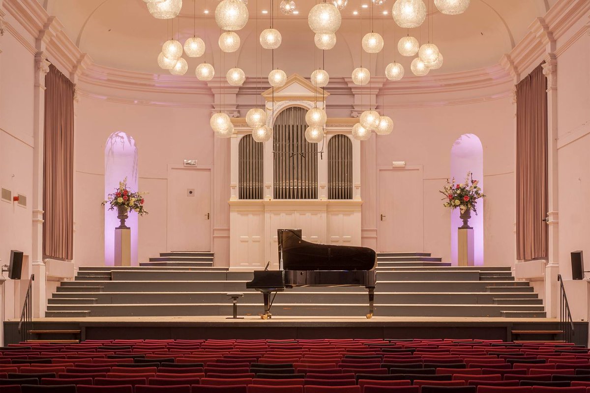 UitgaankrantZE's tweet photo. Visions of Goldberg, Bach in klank en beeld donderdag, 29 mei 2025 - 20:00 Visions of Goldberg brengt een geheel nieuwe, unieke ervaring van de Goldbergvariaties van Johann Sebastian Bach in een samenwerking tussen The Hague String Trio en... - https://t.co/JF09JgBLNK https://t.co/KGORADkWle