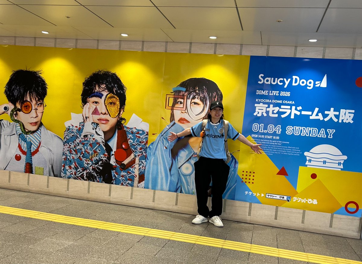 ✔️「京セラドーム大阪」の巨大広告が阪急大阪梅田駅とJR大阪駅の連絡通路に掲載中🚃

石原も見に行ってきました👀
お近くの方はぜひ見に行ってみてください🐕

「Saucy Dog DOME LIVE2026」
🎟️オフィシャル1次先行受付中💨
受付期間▶︎〜5/18（日）23:59まで

📍 京セラドーム大阪
🗓️