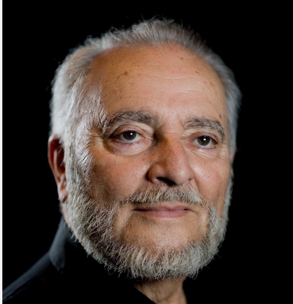 Se cumplen 5 años desde que nos dejó Julio Anguita.
Les voy a contar algo, que deben saber; y no recuerdo si ya lo he contado antes. En 1997 estuve en escoltas en Madrid, en la Casa Real y, cuando coincidíamos los escoltas en comidas, desayunos o eventos, intercambiábamos