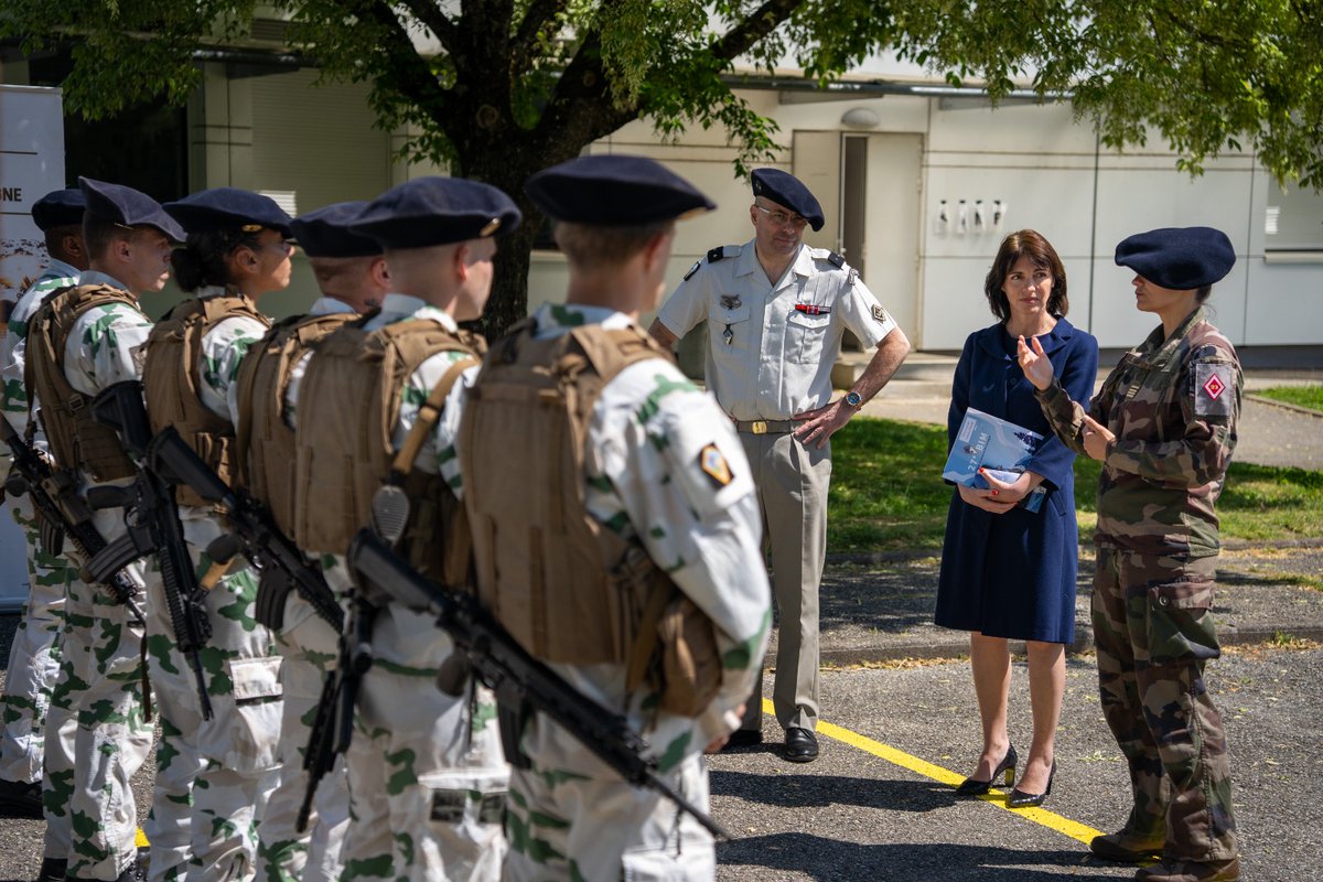 Prefet38's tweet photo. #Défense | Catherine Séguin, préfète de l'#Isère s'est rendue ce matin à Varces pour rencontrer les militaires de la 27e brigade d'infanterie de montagne commandée par le général Lionel Catar. 
🏔️Au programme : immersion dans le quotidien des soldats et découverte des spécificités des Troupes de montagne.