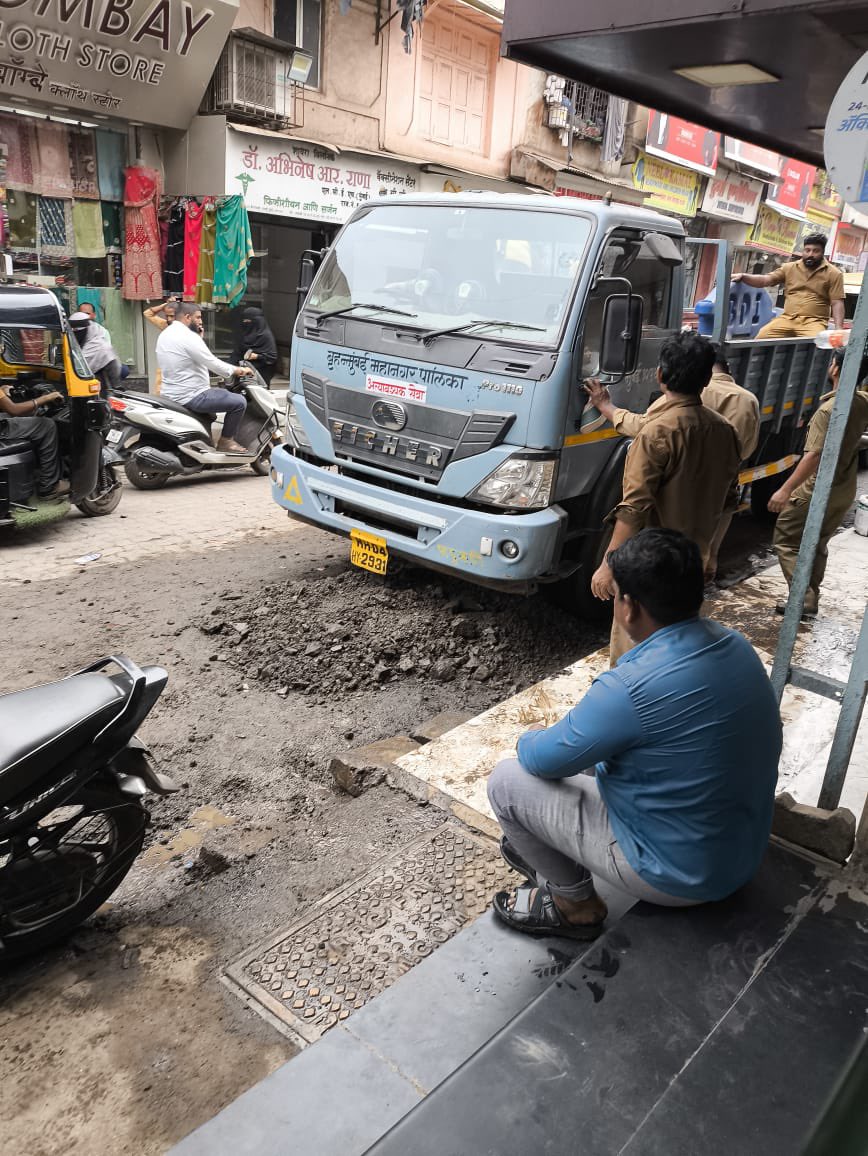indraajeeet's tweet photo. BMC water department dug up a perfectly good road at Road No 9, Baiganwadi, Govandi - 43; finished their work, left a mound of loose mud, and just walked off no proper filling, no pressing. Now it’s slowing down traffic on a busy road.@mybmcWardME @mybmc @MTPHereToHelp https://t.co/31lHFmEC21