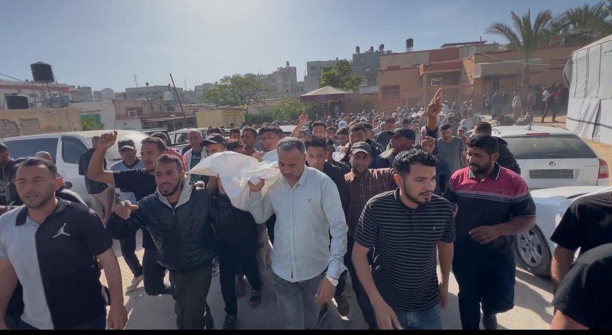 tevfik_hams's tweet photo. Dün çadırlarında bombalanan ve şehit düşen kız kardeşim ve kocası bu sabah toprağa verildi.

- Dualarınızı eksik etmeyin, mekanları cennet olsun.. https://t.co/MfmLNOeQpi