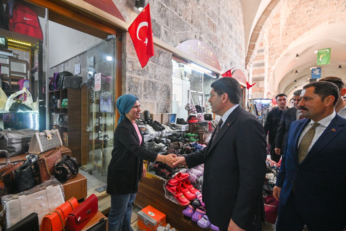 yilmaztunc's tweet photo. Kardeşlik ve hoşgörünün şehri #Hatay’ın #Payas ilçesinde esnafımızı ziyaret ederek hayırlı işler, bereketli kazançlar diledik.

Vatandaşlarımızla bir araya geldik, sıcak gönüllerinde yer almanın mutluluğunu yaşadık.

Bizim en büyük gücümüz; birliğimiz, beraberliğimiz ve kardeşliğimizdir.

Bu gücümüzü daima koruyacak, tüm sorunları hep birlikte çözecek, geleceğe umutla yürüyeceğiz.