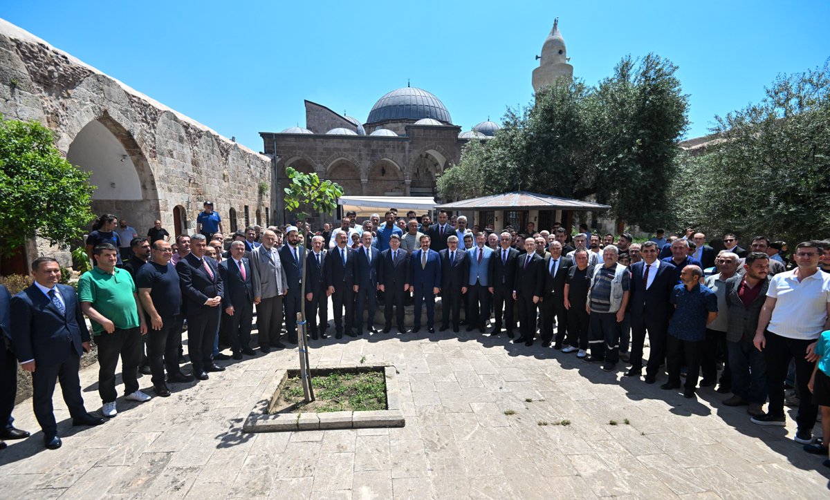 yilmaztunc's tweet photo. Kardeşlik ve hoşgörünün şehri #Hatay’ın #Payas ilçesinde esnafımızı ziyaret ederek hayırlı işler, bereketli kazançlar diledik.

Vatandaşlarımızla bir araya geldik, sıcak gönüllerinde yer almanın mutluluğunu yaşadık.

Bizim en büyük gücümüz; birliğimiz, beraberliğimiz ve kardeşliğimizdir.

Bu gücümüzü daima koruyacak, tüm sorunları hep birlikte çözecek, geleceğe umutla yürüyeceğiz.