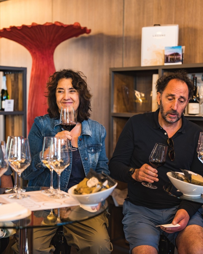 BodegasLozano's tweet photo. Bodegas Lozano Rioja, en el corazón de #RiojaAlavesa y a los pies de la Sierra de Cantabria te abre sus puertas este puente de #SanIsidro 

👨‍👩‍👧‍👦Visitas guiadas a la bodega 

👃 #Catas Express de nuestros #vinos con picoteo

🚗 A 3 min. de #Laguardia y 25 mins de #Logroño https://t.co/IpJXQs9eX6