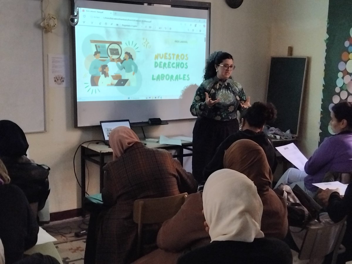 El servei d'Orientació Laboral Personalitzada ha ofert una xerrada sobre drets laborals a les dones de Raisa. Facilitin que les persones que acompanyem puguin exercir una ciutadania plena.

Coneixes el programa d'Orientació Laboral Personalitzada? 👉 bayt-al-thaqafa.org/ca/orientacio-…