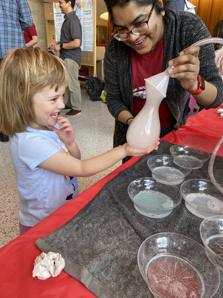 Sharing chemistry with the community at Science Expeditions. Learn more about our recent chemistry outreach programs below.
loom.ly/kxFTaig 
#UWMadisonChem #Outreach