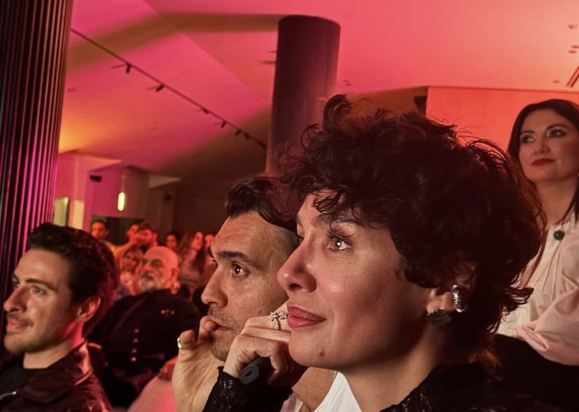 GloryMagazines's tweet photo. Serenay Sarıkaya ve Mert Demir, Hakan Kurtaş ve Birce Akalay çifti “Kimler Geldi Kimler Geçti” dizisinin 2. sezonunu birlikte izledi. https://t.co/NpVKbFhUoP