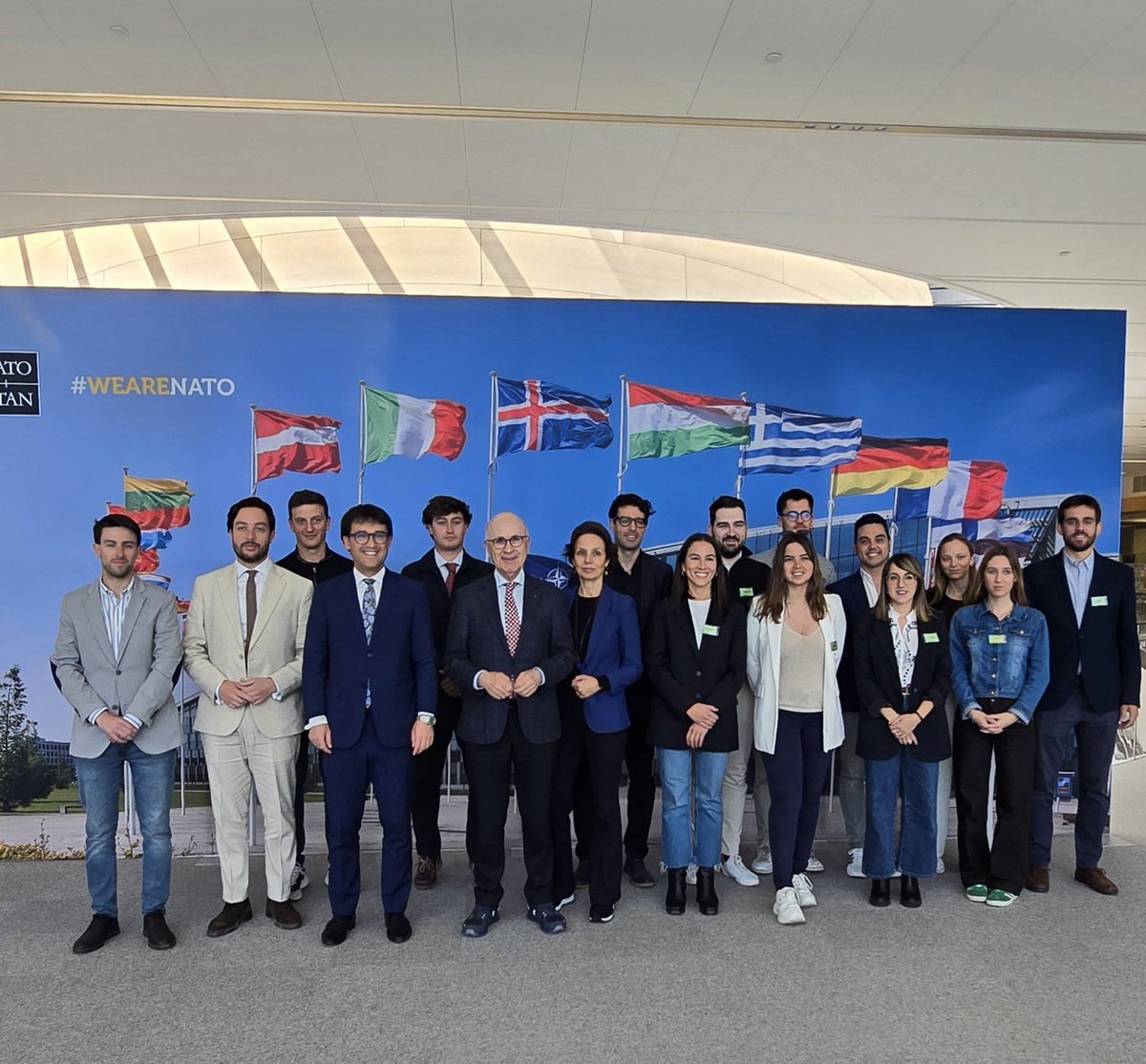 Visita de #AEl a la <a href="/NATO/">NATO</a>. Los alumnos y las alumnas de la cuarta edición del programa de #liderazgo para la #Europa del Siglo XXI de la Academia @aeleadership han conocido sus retos de la mano del embajador permanente de España en la # OTAN, Federico Torres Muro.