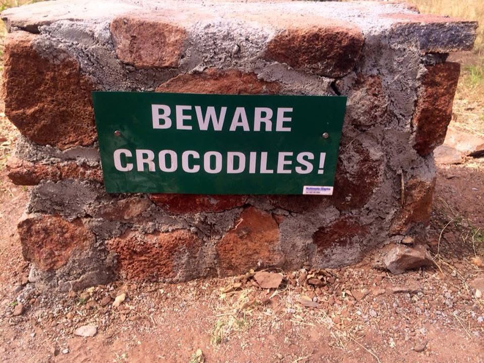 アフリカのダムで昔見つけた標識🐊