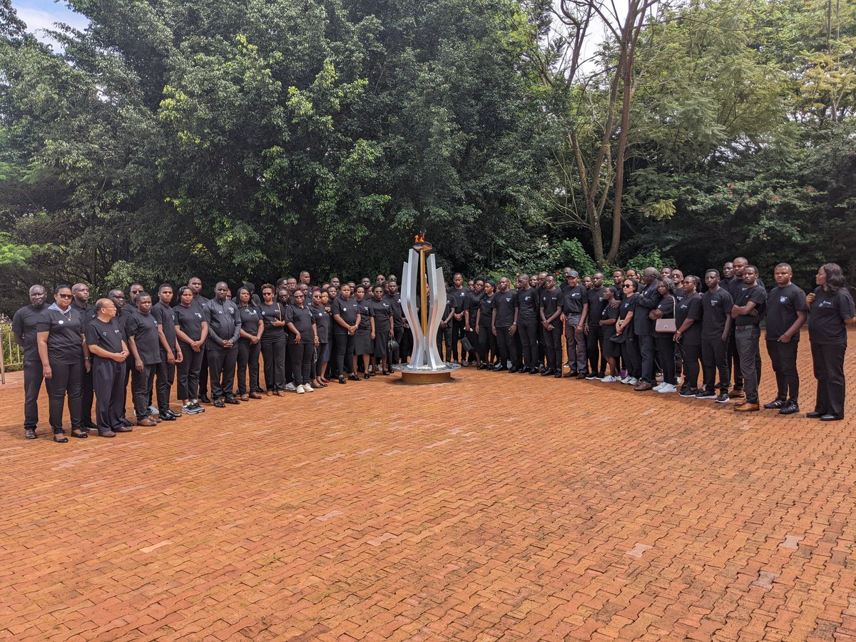 KibungoH's tweet photo. Uyu munsi ubuyobozi n'abakozi b'Ibitaro @KibungoH basuye urwibutso rwa Jenoside rwa Kigali ruri ku Gisozi, bashyira indabo aharuhukiye imibiri y'inzirakarengane, banasobanurirwa amateka mabi yaranze u Rwanda akarugeza kuri Jenoside. 
@RwandaHealth https://t.co/5xfzK1EOTA