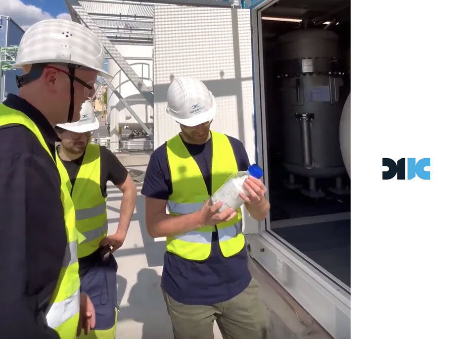 fuelcellsworks's tweet photo. INERATEC Produces First Green #Hydrogen-Based E-Fuel at Pioneering Commercial Plant in Frankfurt, Germany
#greenhydrogen #syntheticfuels #powertoliquid #sustainability #cleanenergy #transportation
https://t.co/vigUROwTcq https://t.co/QjWINlqqGn