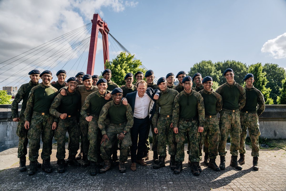 Een historische plek. Een baret die telt. En een groep die alles heeft gegeven – vannacht nog, tijdens de eindmars dwars door Rotterdam. Vanmorgen kregen ze hun opleidingsbaret bij de oude Maasbruggen. Onder hen ook enkele militairen van het dienjaar. Gefeliciteerd, mariniers!