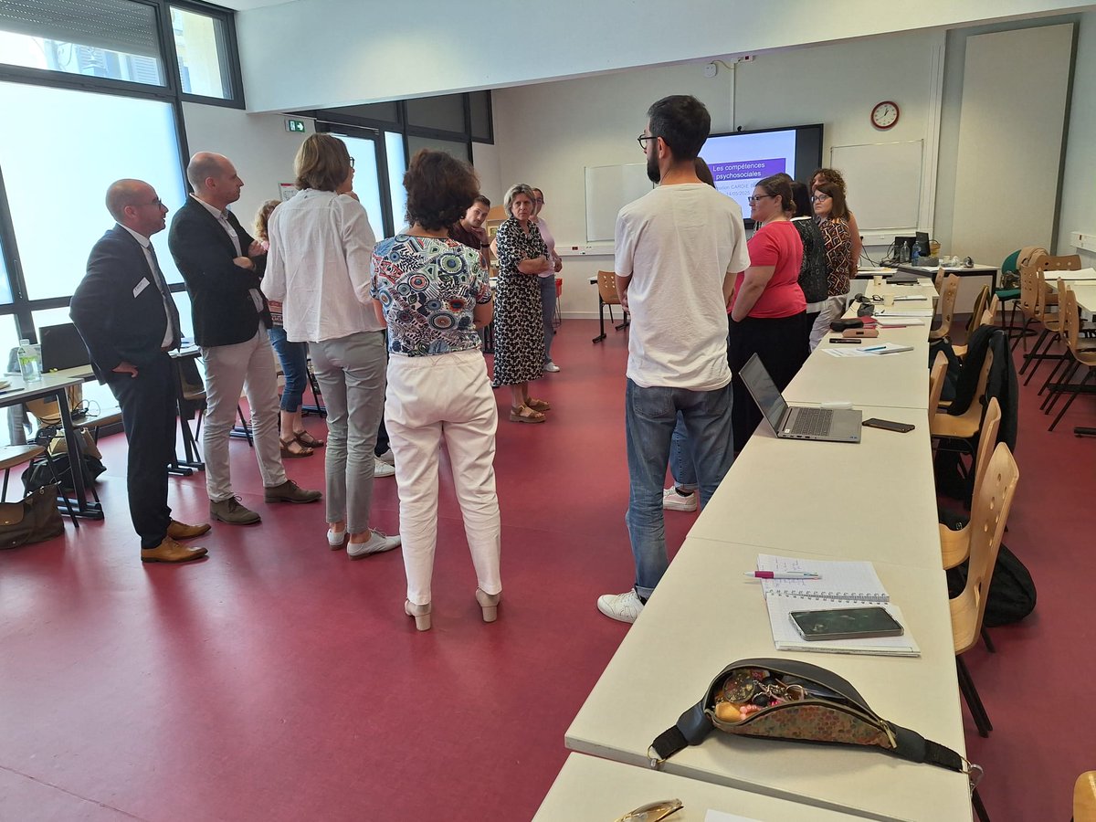 Mercredi après-midi #CARDIE, au collège E. Littré de Bourges, exaltant, enrichissant... 
Merci à Marjolaine, Stéphanie et à tous les participants qui ont bravé soleil et chaleur pour se mettre à l'ombre...des #CPS 😀
<a href="/ac_orleanstours/">Académie d'Orléans-Tours</a> <a href="/dsden18/">DSDEN du Cher - Académie d'Orléans-Tours</a>
