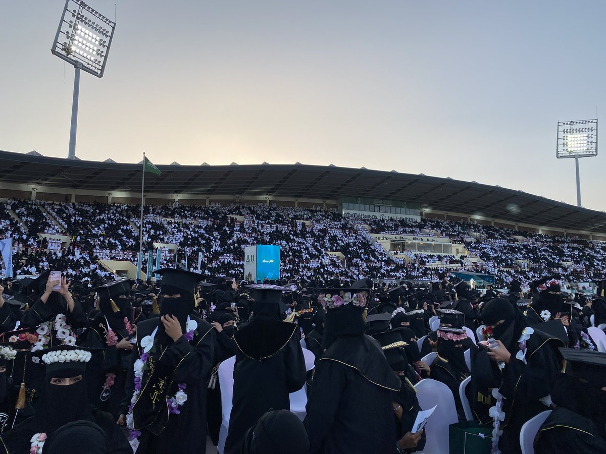i_amon2i's tweet photo. الحمد لله حتى يبلغ الحمد منتهاه.. تخرجت دكتور  صيدلي 🎓
احب اهدي هذه الفرحة لوالديّ سندي وفخري، والله ما وصلت لما أنا عليه اليوم إلا بدعائكم ورضاكم ❤️

2025 -14-5 https://t.co/U9VjReiD28