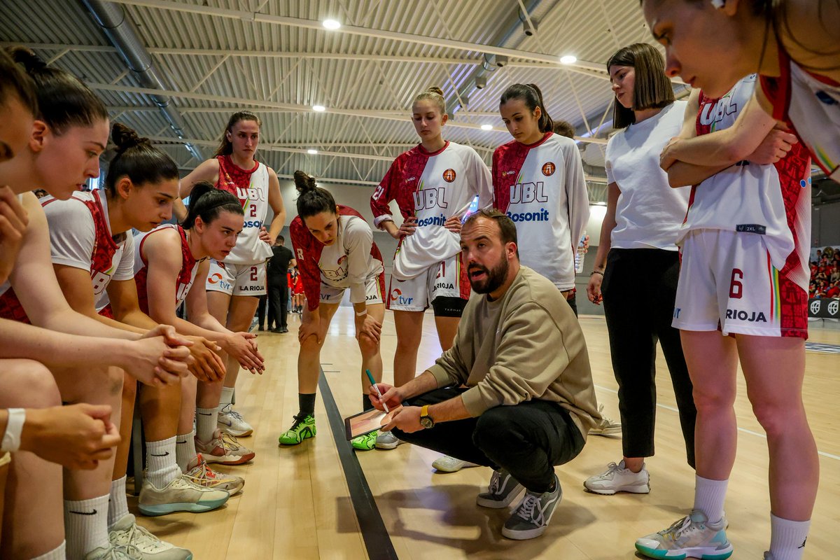 _daniRubio's tweet image. Más de 200 entrenos, 30 partidos, 26 victorias, un ascenso e infinitos cafés... Pero lo mejor, sin duda, ha sido compartir el día a día con todas ellas y este pedazo de staff. Gracias @cdunibasket