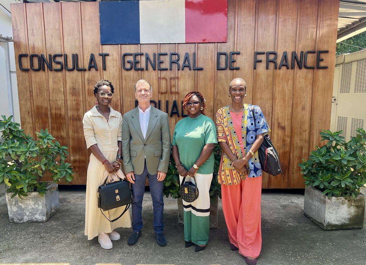 Aujourd’hui nous avons été reçus par le consul de France de Douala Mr Jean Charles Ledot.Nous étions représentés par la présidente <a href="/gaelle_wondje/">Gaelle Wondje</a> , la vice-présidente <a href="/LouiseAbomba/">Louise Abomba</a> , et la secrétaire générale <a href="/GabrielleTouko/">gabrielle touko</a>
Des axes de collaboration ont été évoqués.