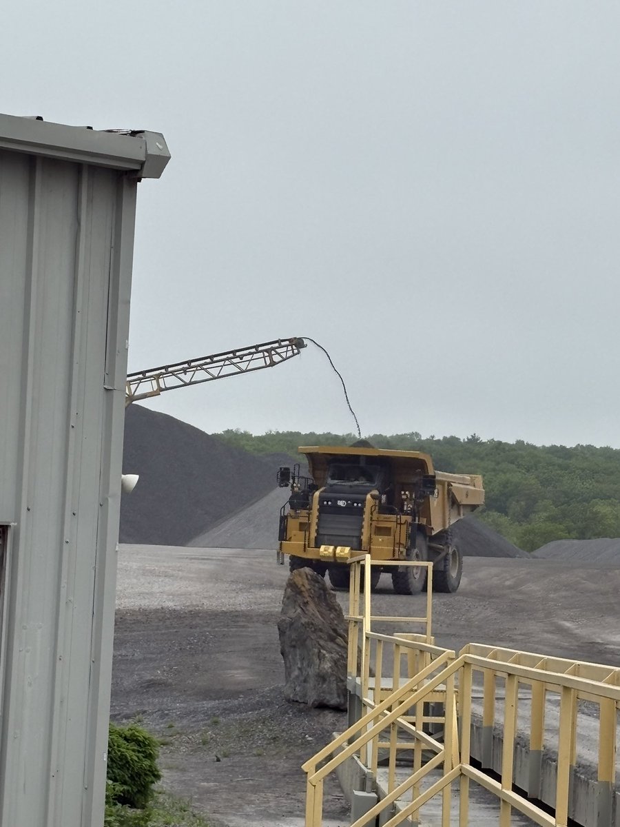 Teamsters at Peckham in Catskill get the job done! Business Agent Stan Koniszewski stopped by to visit with members this morning! Keep up the good work fellas! <a href="/KoniszewskiStan/">Stan Koniszewski</a> #Teamsters <a href="/Quacky294/">Tom Quackenbush</a> <a href="/TeamsterHughes/">Jason Hughes</a>