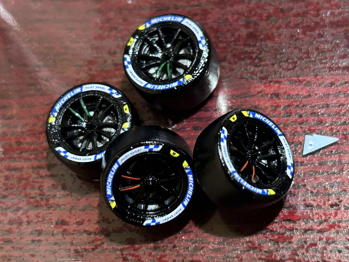 akatihsoY_BLACK's tweet photo. クリアをトータル3回、中研ぎもしたけど、やっぱり黄色い部分を中心にタッチアップしたせいでテカテカにはならず。
なんちゃって完成品として静岡に持っていくか、あとで研ぎ出しもできるようエッチング類・バキュームを外したまま行くか迷う
#NEWSCRATCH449P #FERRARI449P #43オモロー #ルマンの会 https://t.co/LaX6wh4C46