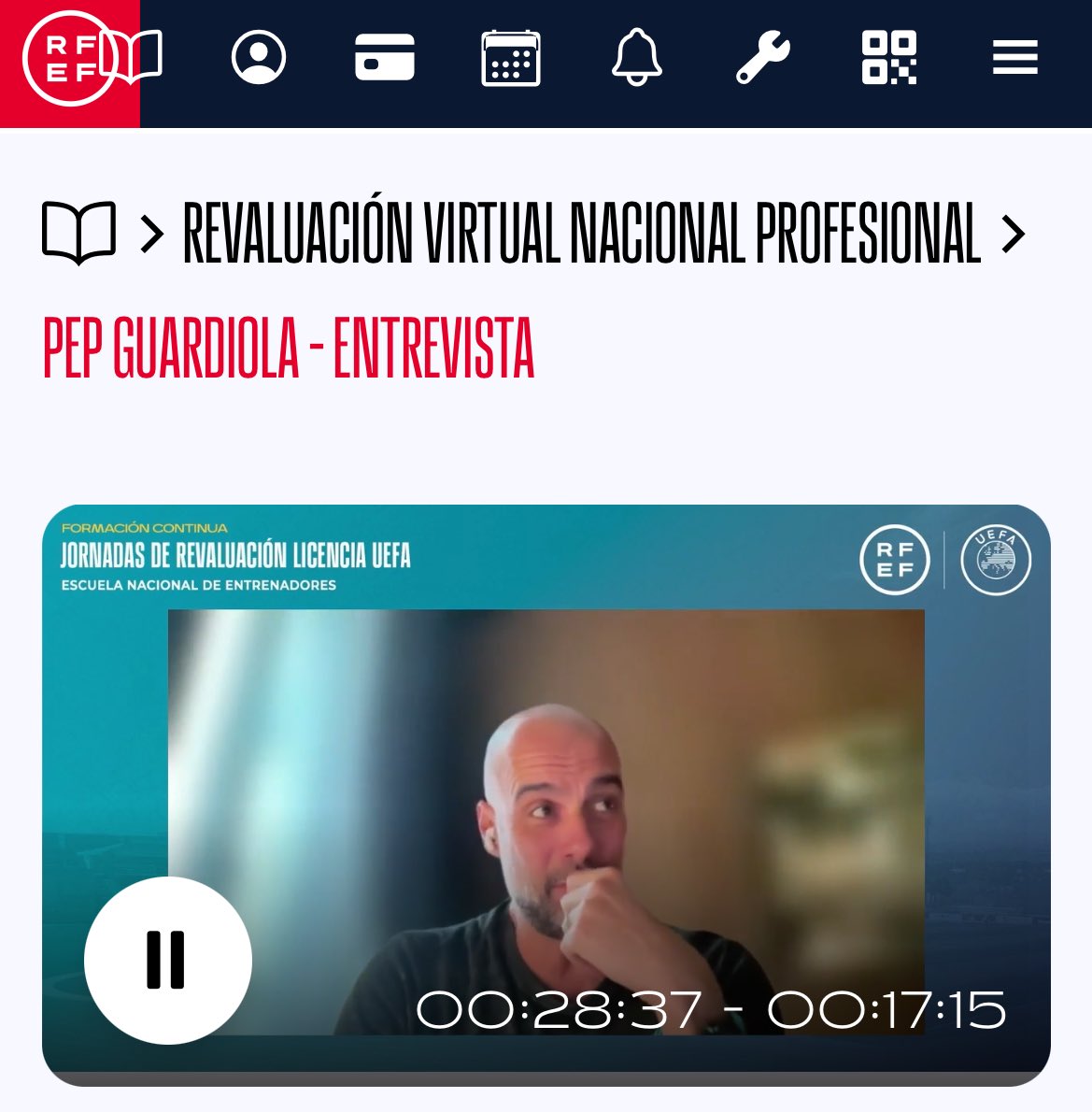 Lejos del gusto, es que habla de fútbol y se le iluminan los ojos. 
No robotiza los discursos, no se atraganta con  términos, argumenta con lógica y explica los porqués, naturaliza todo, llena de fondo cada mensaje,… 
Encima es el mejor