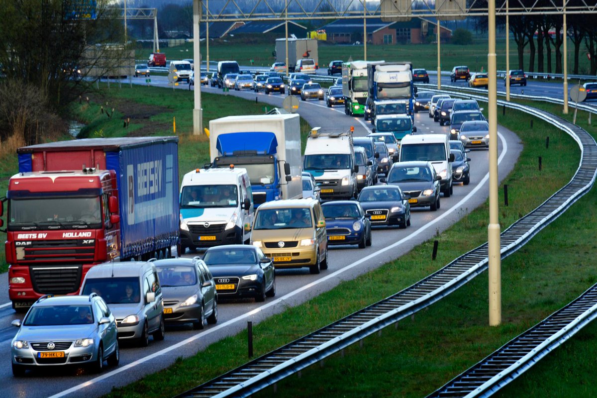We zien dat de vrijdagmiddagspits al vroeg begint! 🚗🚙🚗 Plan je reis goed voordat je de weg op gaat. Reis buiten de spits en kies waar mogelijk voor de fiets 🚲☀️ of trein 🚋 Kijk op rwsverkeersinfo.nl voor de actuele verkeersinfo 💻