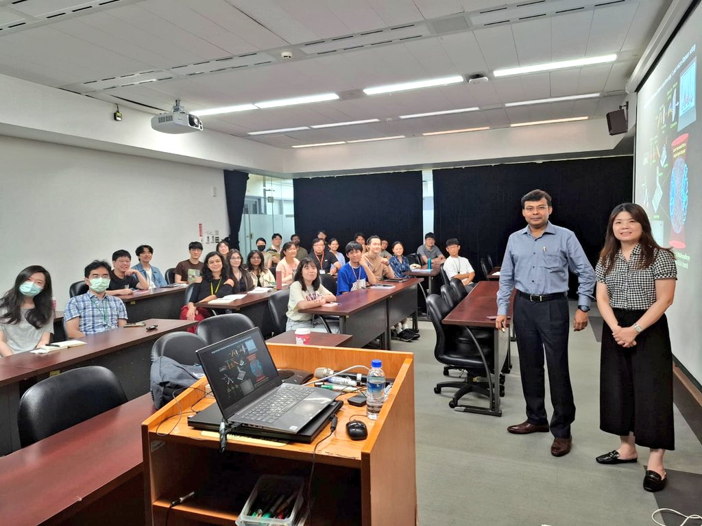 SamratLabMohali's tweet photo. Yesterday, May 15, I taught "Phase Separation 101" lecture at Academia Sinica @AcadSinica, Taipei, Taiwan. Had stimulating discussions with students of my class. My host, Ruby Chen, asked me to write my comments on my lecture flyer (like a visitors' book archive). Some pictures: https://t.co/lv6iLVf1hv