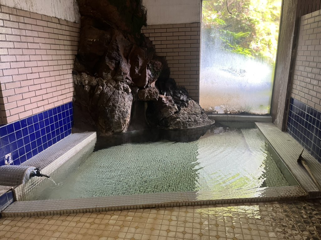 moriterra01's tweet photo. 小さな森の湯

4/29から日帰り温泉開始中。昨日、女性内風呂に秋田杉で作っていただいた樽桶風呂を置いております。なんとも言えない風情ある天然秋田杉のお風呂です。香りも最高だとか。
是非一度体験してみてください。

#小さな森の湯
#樽桶工房あき
#樽桶
#秋田県伝統工芸
#北秋田市
#森吉
#湯ノ岱 https://t.co/rnyHjoHb9m