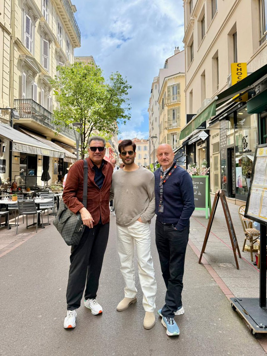 filmfare's tweet image. #BomanIrani, #KaranTacker and #AnupamKher all set for the big premiere of #TanviTheGreat 🫶🏻

#Celebs
